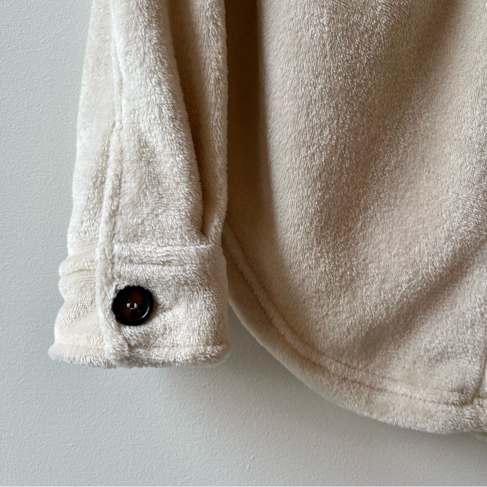 Women’s Cream Button-Up - Picture 4 of 5